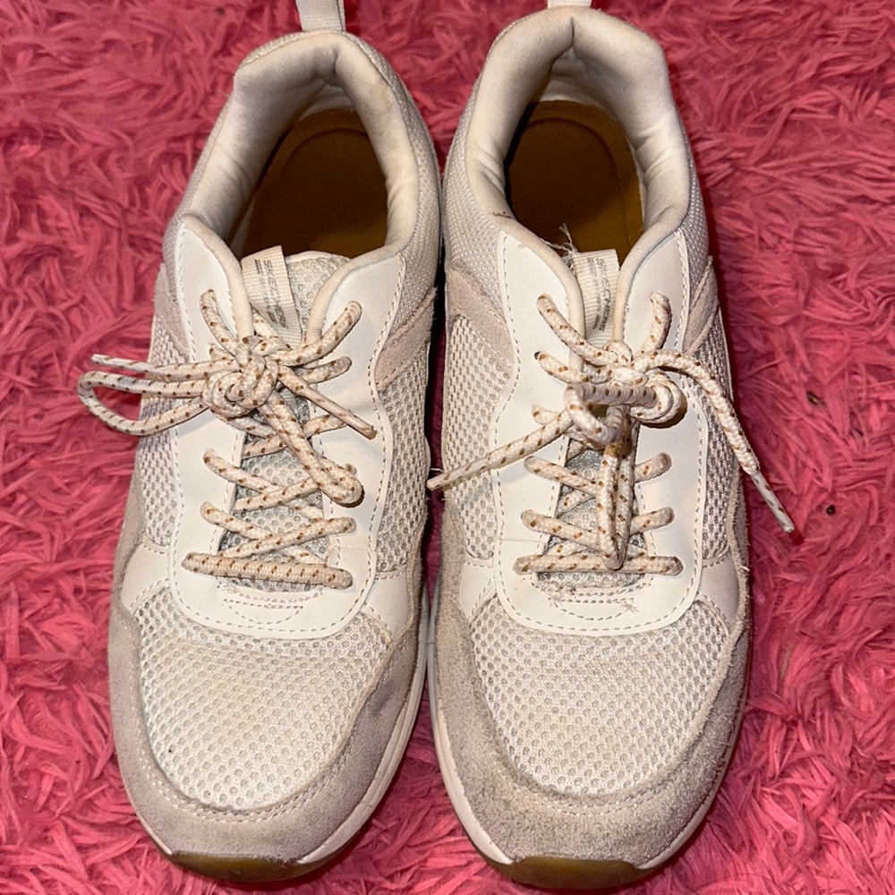 Sketchers tennis shoes